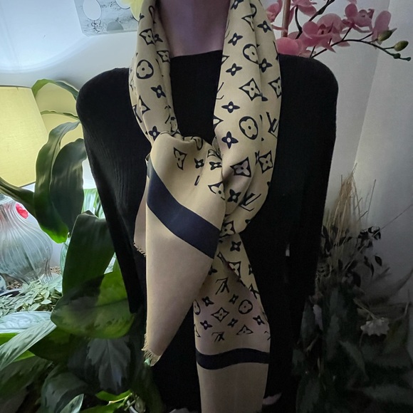 Louis Vuitton Monogram Silk Neck Muffler. - Picture 3 of 14